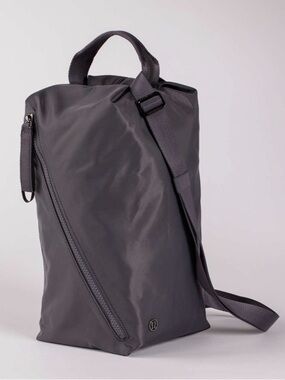lululemon athletica Fast Track Bag in Charcoal